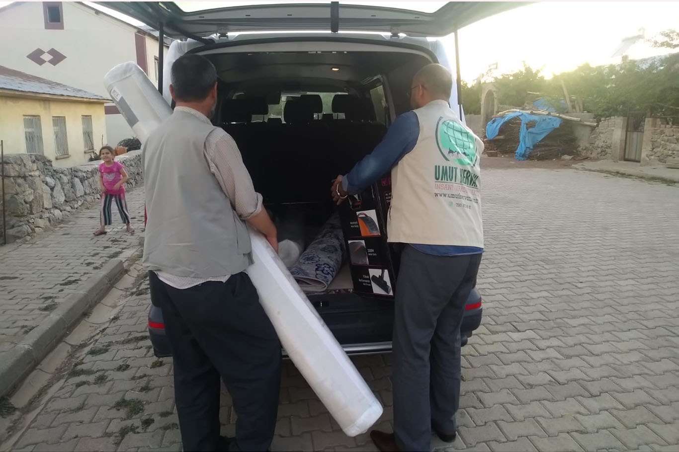 Bingöl Umut Kervanı düzenlediği TV programı ile toplanan yardımları muhtaç aileye ulaştırdı Bingöl Umut Kervanı düzenlediği TV programı ile toplanan yardımları muhtaç aileye ulaştırdı